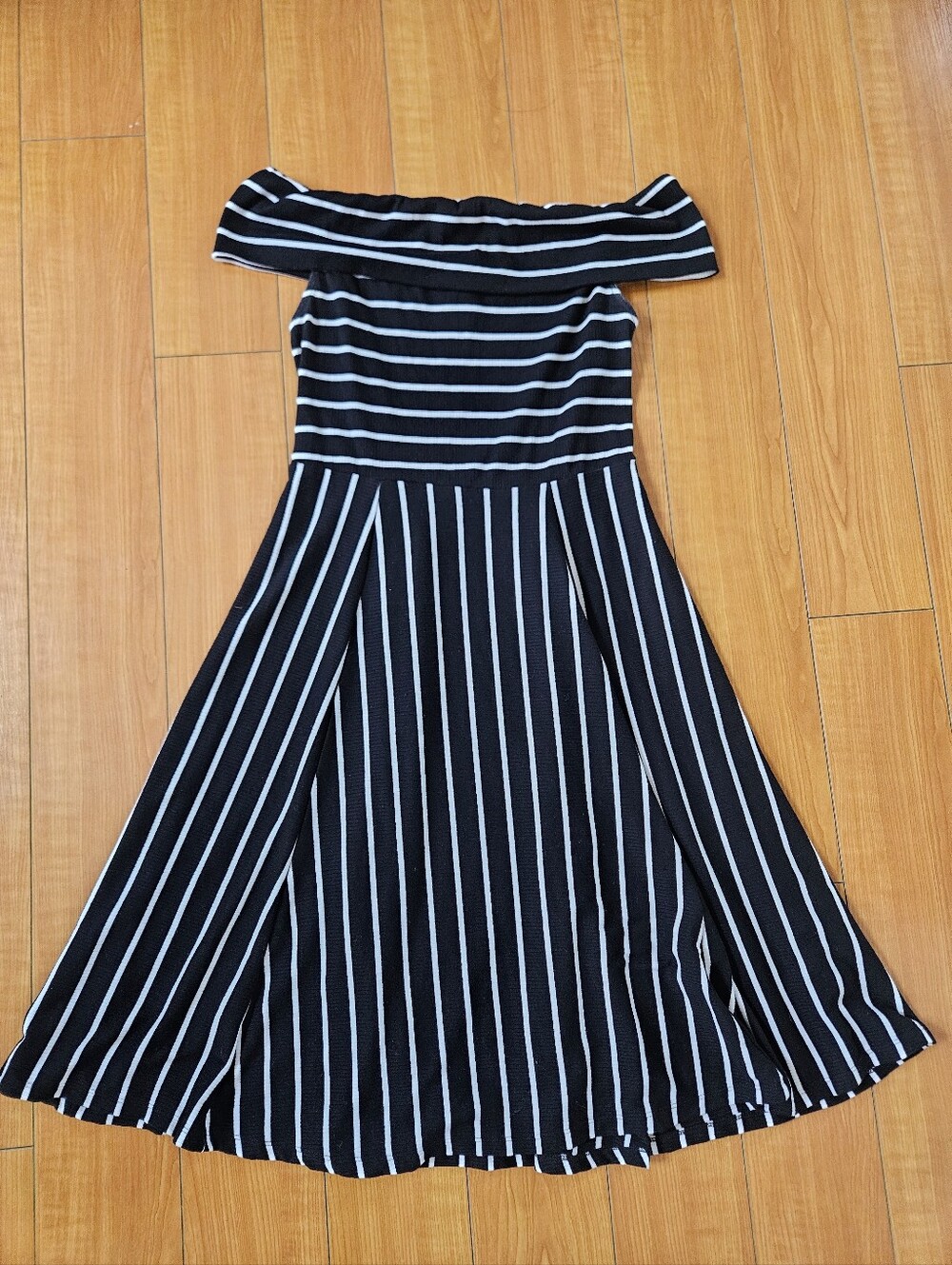 NEW No Tags Mossimo Over Off-Shoulder Blck & Whte Striped Fit-and-Flare Dress M - Picture 8 of 15